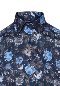 Navyblauses Blumenhemd mit einer Mischung aus hellblauen und braunen Blumen, ausgestattet mit einem Spread-Kragen und schwarzen Knöpfen an der Vorderseite. Aus Baumwollstoff.