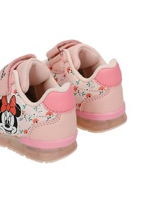 Paire de baskets roses pour tout-petits avec imprimé floral, visage de Minnie Mouse et bandes Velcro, vues de dos et de côté.