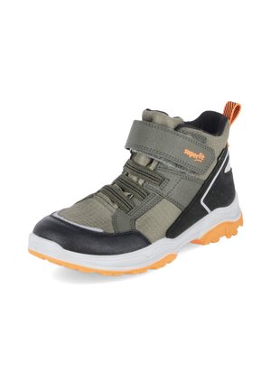 Zapatilla infantil verde y negra con suela naranja, cierre de velcro, cordones y lengüeta para tirar, diseñada para actividades al aire libre.