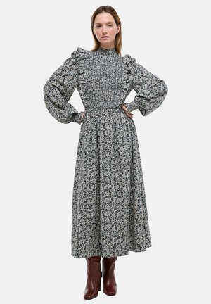 Robe longue à imprimé floral avec un col montant, des détails à volants sur les épaules, un corsage froncé et de longues manches bouffantes dans des tons bleus et crème.