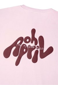 Růžové tričko s výrazným, kaštanově červeným, bublinovým písmem, které říká "oh duben, JSEM SVOU VLASTNÍ MUZOU" v hravém, vlnitém písmu. Hladká textura.