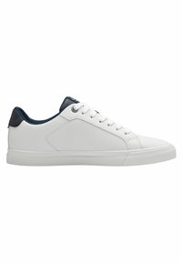 Weiße Sneakers mit glatter Textur, mit einem blauen Akzent an der Ferse, runder Spitze und einem perforierten Seitenpanel für Atmungsaktivität.