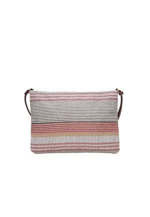 Borsa a pochette in tessuto intrecciato a righe multicolori, con una tracolla marrone e una finitura morbida e testurizzata. Forma rettangolare.