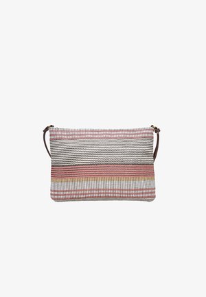 Borsa a pochette in tessuto intrecciato a righe multicolori, con una tracolla marrone e una finitura morbida e testurizzata. Forma rettangolare.