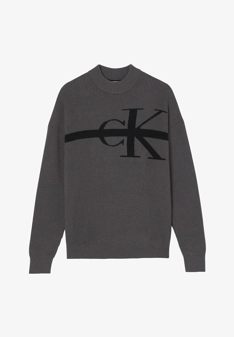 Šedý hrubý svetr s dlouhými rukávy a velkým černým logem "CK" přes hruď.