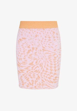 Puha rózsaszín kötött szoknya narancssárga derékkal, amelyen világosabb rózsaszínű örvénylő minta látható. A textúra bolyhosnak és kényelmesnek tűnik.