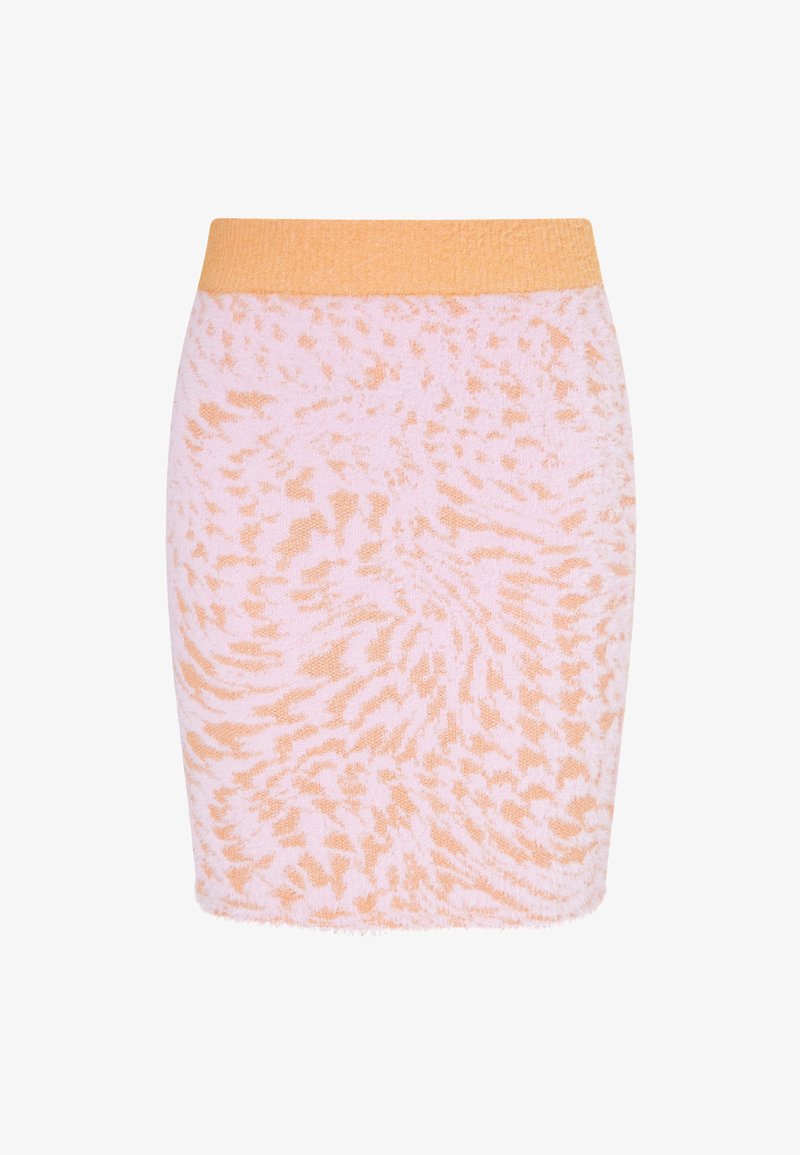 Gebreide rok in zachtroze met een oranje tailleband, voorzien van een wervelend patroon in lichter roze. Textuur lijkt fluffy en gezellig.