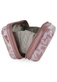 Estuche cosmético compacto rosa con patrón geométrico blanco, cierre de cremallera y compartimentos interiores grises para organización. Material suave y duradero.