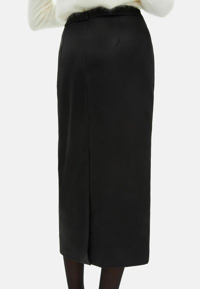 Schwarzer knielanger Bleistiftrock aus glattem Stoff, mit einem Rückenschlitz für mehr Bewegungsfreiheit; schlichtes Design ohne Verzierungen.