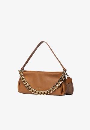 Braune Lederhandtasche mit goldener Kettendetail und Marc Ellis-Logo, mit einem einzelnen Schulterriemen und abnehmbarem Stoffriemen.