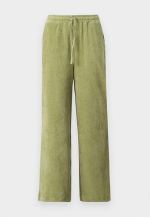 Pantalon en velours côtelé vert avec une coupe à jambes larges, taille élastique et détail de cordon de serrage. Les côtes verticales du tissu créent une texture.
