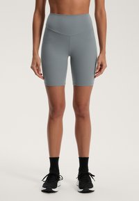 Höga, figursydda grå shorts av slät, stretchig tyg, med en enkel design utan synliga logotyper eller mönster.