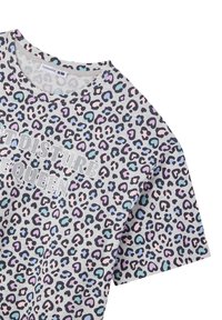 T-shirt grigio a maniche corte con una stampa a forma di cuore in stampa leopardata nei colori rosa, blu e nero, con la scritta "NON DISTURBARE LA REGINA" in bianco riflettente.
