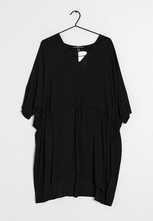 Schwarzes, locker sitzendes Oberteil mit V-Ausschnitt und kurzen Ärmeln, das ein Bindedetail an der Taille und einen strukturierten Rippstoff aufweist.