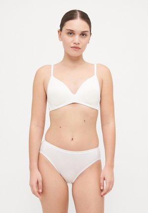 Witte beha met een glad, gevormd ontwerp en verstelbare bandjes. Doorzichtige witte slipjes met elastische tailleband en minimale bedekking.