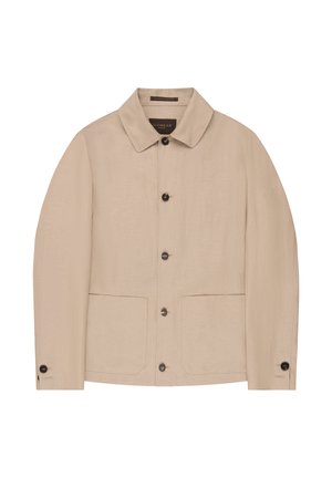 Beżowa kurtka zapinana na guziki z kołnierzem, dwoma przednimi kieszeniami i mankietami zapinanymi na guziki, pokazana na płasko bez rozpraszającego tła.