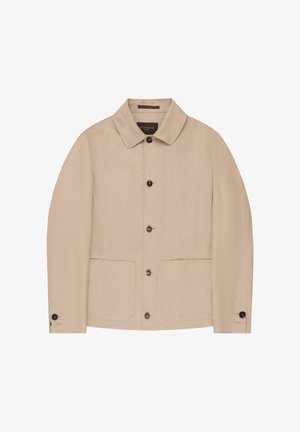 Beżowa kurtka zapinana na guziki z kołnierzem, dwoma przednimi kieszeniami i mankietami zapinanymi na guziki, pokazana na płasko bez rozpraszającego tła.