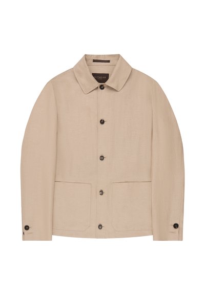 Chaqueta beige con botones, cuello, dos bolsillos frontales y puños abotonados, mostrada plana sin distracciones en el fondo.