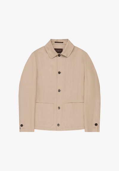 Chaqueta beige con botones, cuello, dos bolsillos frontales y puños abotonados, mostrada plana sin distracciones en el fondo.