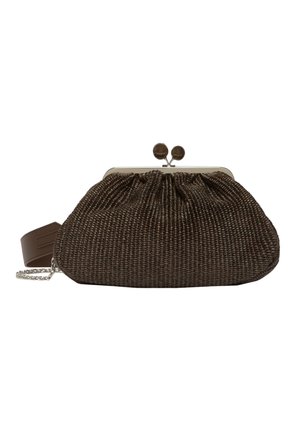 Piccola pochette intrecciata marrone scuro con telaio in metallo argentato e chiusura rotonda, dotata di un corto cinturino in pelle per polso e una maniglia a catena.