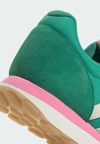 adidas Sportswear Zapatillas para caminar - semi court green   off white   bliss pink