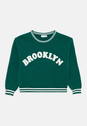 Žalias mezgimo megztinis su baltu užrašu „BROOKLYN“ krūtinės srityje ir baltomis dryžuotomis ribinėmis rankogaliais bei kaklo apdaila.