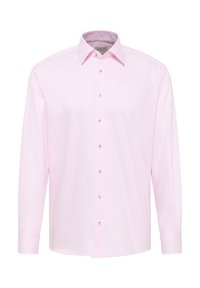 Helles rosa Langarmshirt mit vertikalen weißen Streifen, klassischem Kragen und silbernen Knöpfen entlang der vorderen Blende. Glatte Textur.