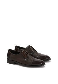 Scarpe in pelle marrone con finitura liscia. Punta rotonda e design con lacci, caratterizzato da pannelli testurizzati in contrasto e un tacco leggero.