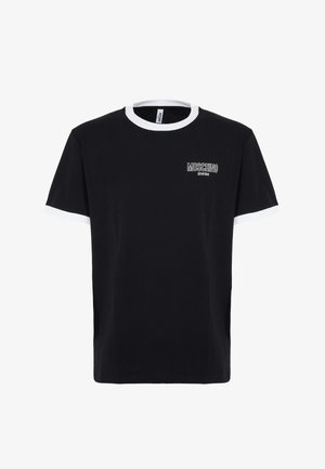 T-shirt in cotone nero con colletto e orli delle maniche a costine bianchi. Presenta un piccolo logo bianco "Moschino" sul petto.