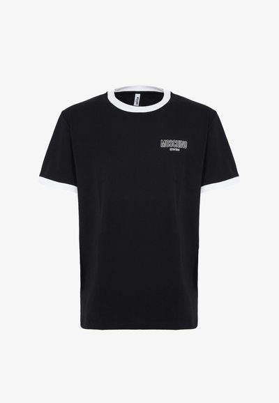 T-shirt in cotone nero con colletto e orli delle maniche a costine bianchi. Presenta un piccolo logo bianco "Moschino" sul petto.