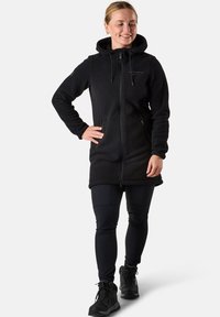 Schwarzer Fleece-Langmantel mit Reißverschluss vorne, Kapuze und zwei Seitentaschen. Strukturiertes Material mit glattem Innenfutter. Taillierter Schnitt, keine sichtbaren Logos.
