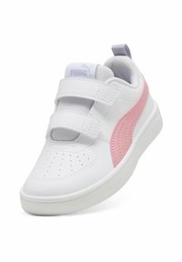 Zapatilla deportiva blanca con acentos rosas, que cuenta con correas de gancho y bucle, una caja de dedos perforada y paneles de malla texturizada en la parte superior.