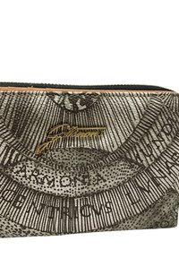 Pochette marrone a fantasia realizzata in pelle testurizzata con hardware dorato e cerniera, caratterizzata da testo e un design decorativo sulla superficie.
