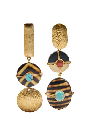 Asymetryczne kolczyki w złotym odcieniu z czarno-beżowymi paskowanymi dyskami, ozdobione turkusowymi i rdzawymi kamieniami oraz ozdobami w postaci teksturowanych złotych kół.