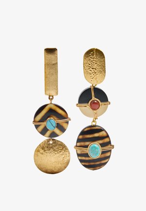 Asymetryczne kolczyki w złotym odcieniu z czarno-beżowymi paskowanymi dyskami, ozdobione turkusowymi i rdzawymi kamieniami oraz ozdobami w postaci teksturowanych złotych kół.