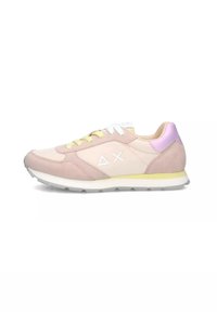 Sneakers rosa chiaro con sovrapposizioni in suede color marrone chiaro a contrasto, lacci gialli e accenti viola. Suola in gomma bianca con battistrada texturizzato.