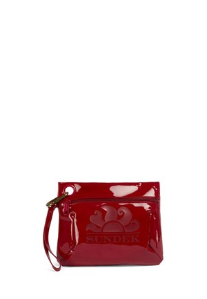 Pochette da polso rossa lucida con cerniera e logo Sundek con un sole stilizzato con raggi che si avvolgono sulla parte frontale.