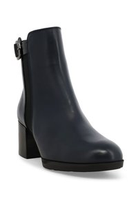 Stivaletto alla caviglia in pelle blu navy con tacco a blocco, caratterizzato da un pannello elastico laterale e da un dettaglio decorativo con fibbia. Texture liscia con punta arrotondata.