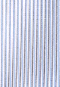 Tissu bleu clair avec fines rayures verticales blanches et bleu foncé, montrant une texture tissée détaillée.