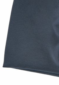 Țesătură de culoare albastru închis, cu o textură moale și netedă, având un luciu ușor. Materialul este elastic și pare a fi potrivit pentru îmbrăcăminte casual.