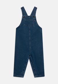 Mörkblå denim överalls för småbarn med framficka och justerbara remmar som fästs med knappar, uppvisade mot en vit bakgrund.