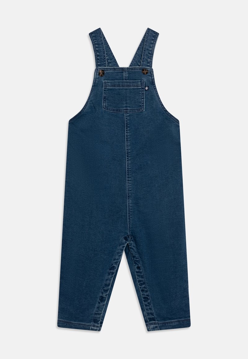 Mörkblå denim överalls för småbarn med framficka och justerbara remmar som fästs med knappar, uppvisade mot en vit bakgrund.