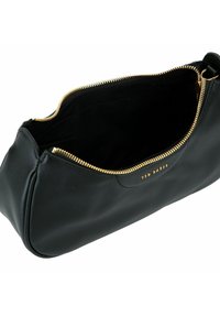 Schwarze Lederbeuteltasche mit goldfarbenem Reißverschluss. Glatte Textur, abgerundete Form und ein auf der Vorderseite eingeprägtes Logo. Geöffnete Innenansicht.