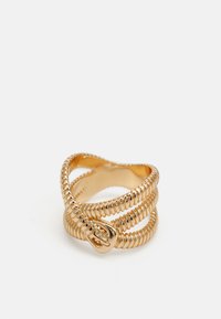 Bague de couleur or au design enroulé avec des rainures et un détail de boucle. Le matériau a une finition métallique brillante et une texture lisse.
