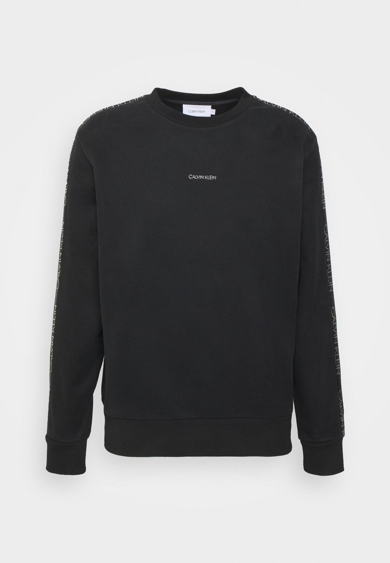 Sweat-shirt Calvin Klein noir à col rond, manches longues et petit logo blanc centré sur la poitrine et le long des deux manches.