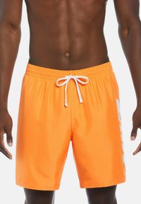 Costumi da bagno arancione brillante realizzati in materiale leggero, con una vita elasticizzata e un cordino bianco, oltre a un design del logo laterale.