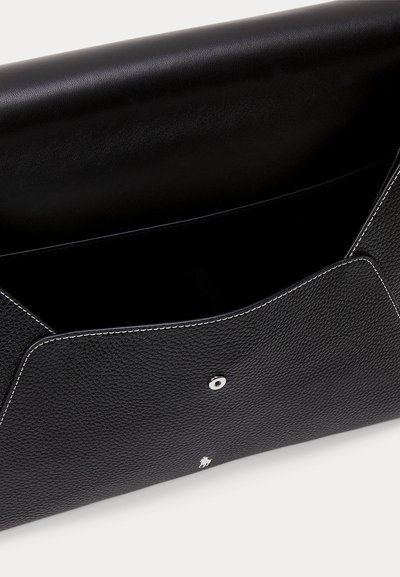 Schwarze, strukturierte Leder-Clutch mit weißer Naht, offenem Klappverschluss und kleinem silbernem Knopf auf einfarbigem Hintergrund.