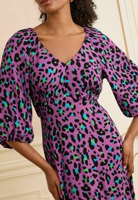 Love & Roses REGULAR FIT - PRINTED V-NECK PUFF SLEEVE MIDI  - Dnevna haljina - purple animal