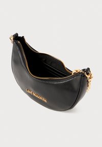 Μαύρη δερμάτινη τσάντα με καμπυλωτό σχήμα, χρυσό φερμουάρ και ανάγλυφο λογότυπο "LOVE MOSCHINO". Το εσωτερικό διαθέτει επιπλ�έον χωρίσματα.