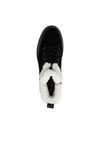 Zwarte suede enkellaars met een witte nepbontkraag, voorzien van zwarte veters en een gestructureerde zool voor grip. Bovenaanzicht toont het ontwerp en de materialen.